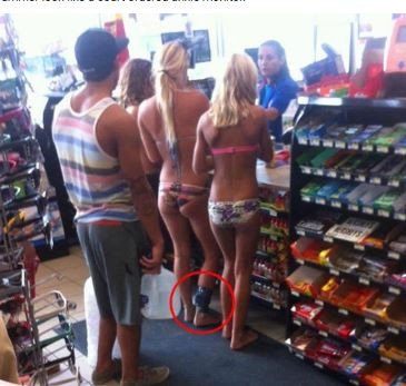 Τι τρέλανε το Ιντερνετ στη φωτογραφία τριών κοριτσιών με μπικίνι [εικόνα] | iefimerida.gr 0