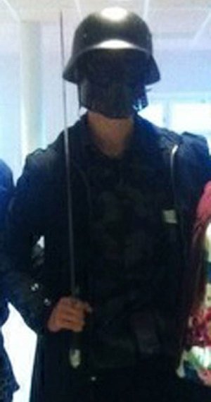 Είχε αφήσει σημείωμα αυτοκτονίας πριν την επίθεση με σπαθί σε σχολείο ο μασκοφόρος της Σουηδίας [εικόνες] | iefimerida.gr 0