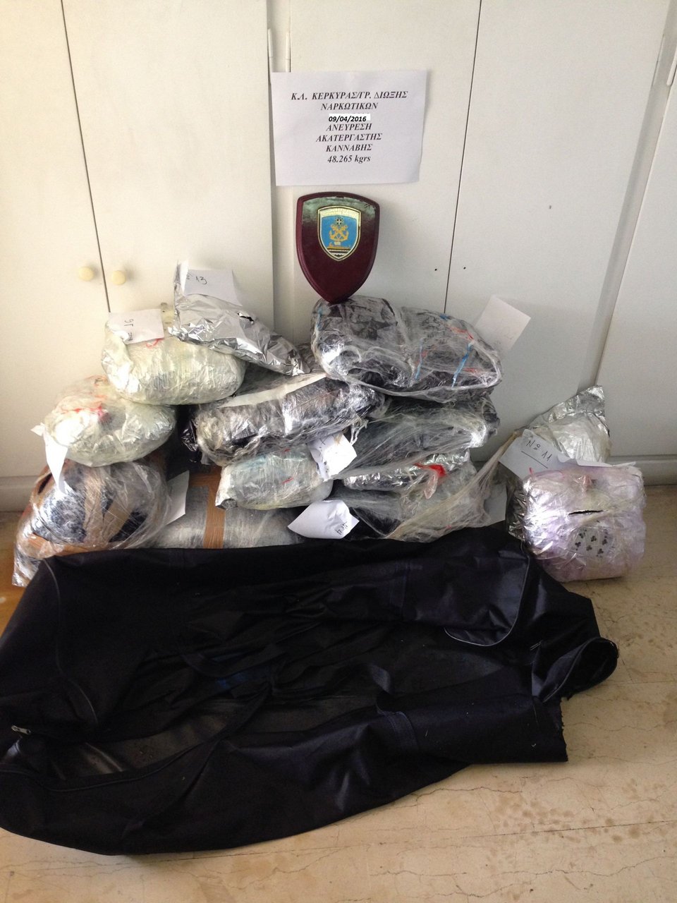 Η θάλασσα στην Κέρκυρα ξέβρασε... μισό τόνο χασίς [εικόνες] | iefimerida.gr 0