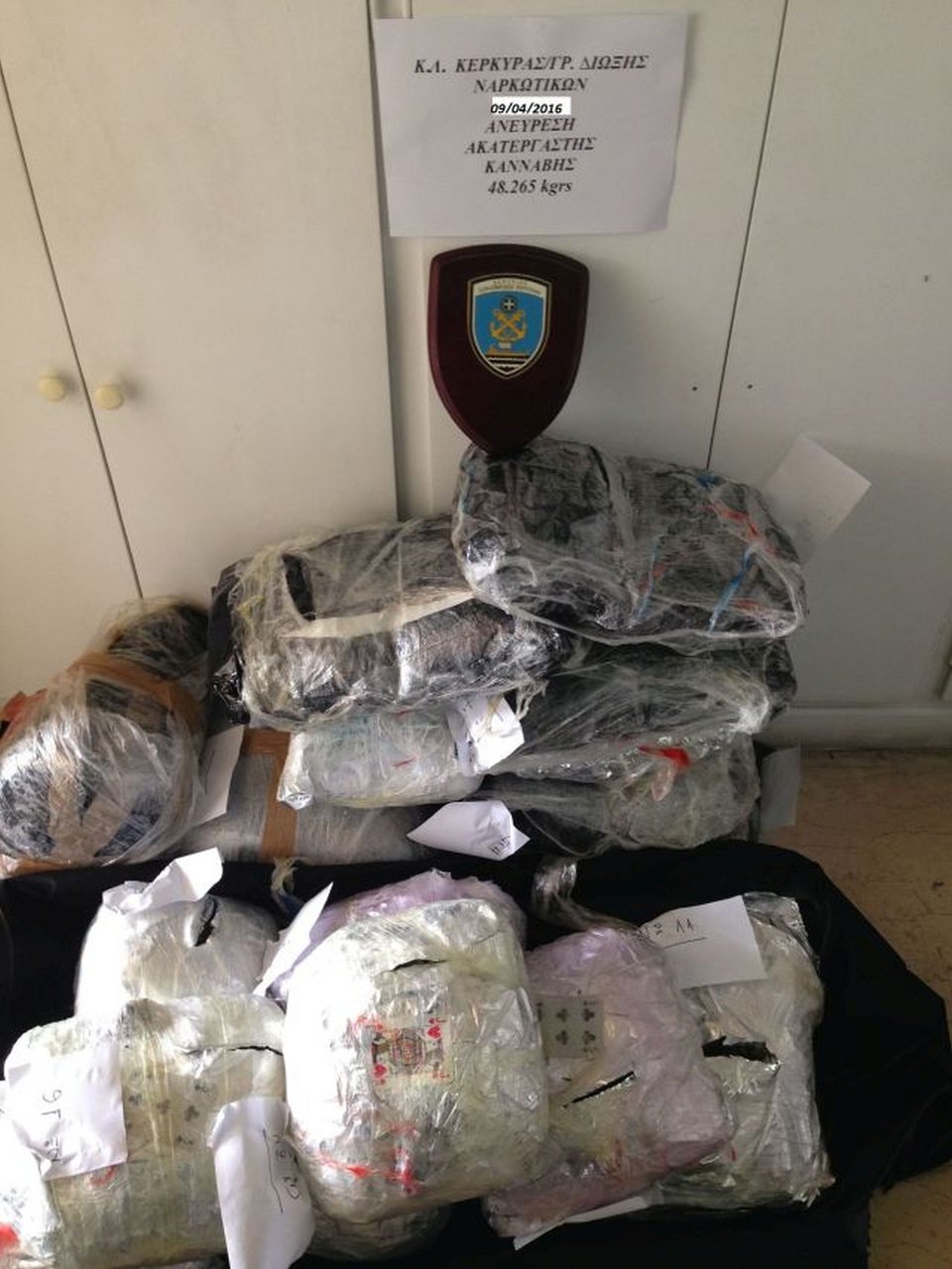 Η θάλασσα στην Κέρκυρα ξέβρασε... μισό τόνο χασίς [εικόνες] | iefimerida.gr 1