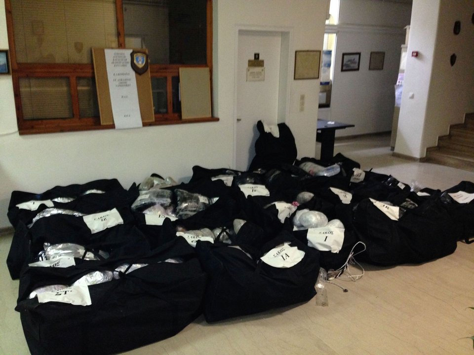 Η θάλασσα στην Κέρκυρα ξέβρασε... μισό τόνο χασίς [εικόνες] | iefimerida.gr 3