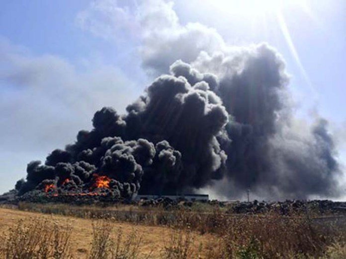 Καίει ακόμη η μεγάλη φωτιά σε εργοστάσιο ελαστικών στη Λάρισα [εικόνες] | iefimerida.gr 0