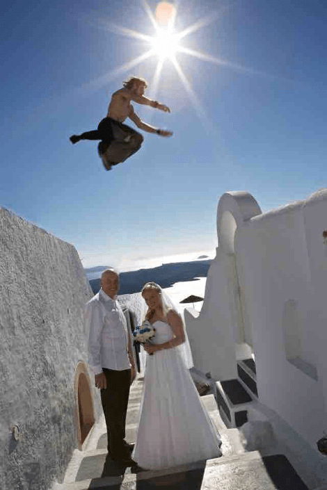 Η φωτογραφία από το γάμο στη Σαντορίνη που έγινε παγκόσμιο viral -Οταν παντρεύεσαι και πάνω από το κεφάλι σου κάνουν παρκούρ [εικόνα] | iefimerida.gr 0