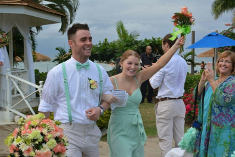 Η χειρότερη φωτογραφία γάμου που έχει βγει ποτέ -Η κλωτσιά στο κεφάλι και το σκισμένο παντελόνι [εικόνες] | iefimerida.gr 3