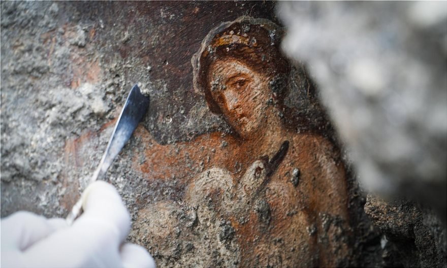Φιλικό και ελευθεριάζον το βλέμμα της Λήδας