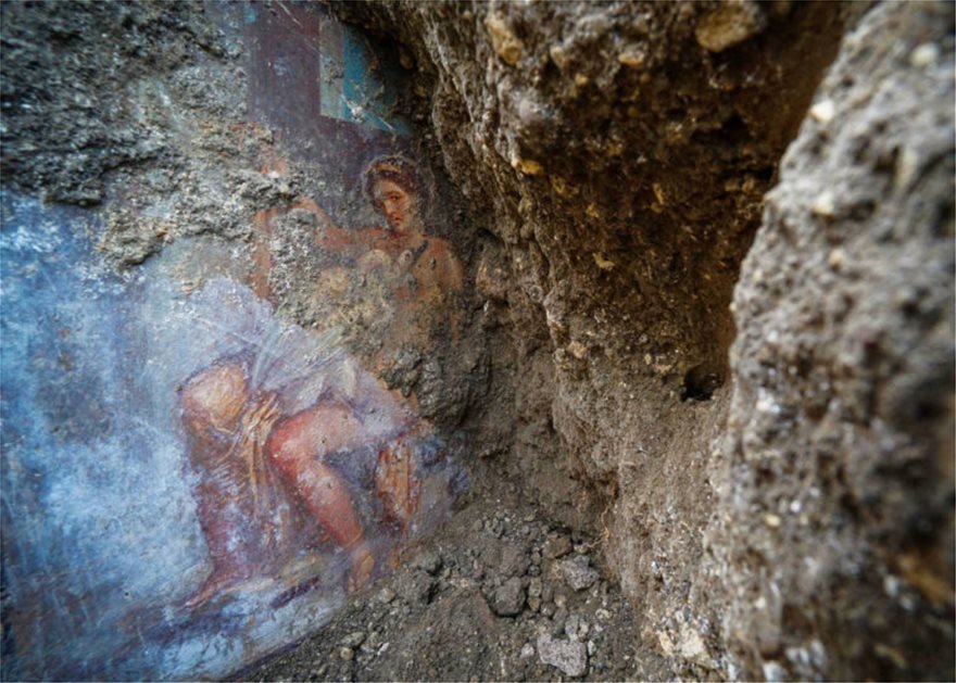 Η νωπογραφία αποκαλύφθηκε «κατά τις εργασίες για την αναστύλωση του μετώπου της ανασκαφής» στο τμήμα Regio V της ρωμαϊκής κωμόπολης