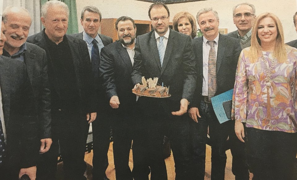 Η τούρτα-έκπληξη της Γεννηματά για τα γενέθλια του Θεοχαρόπουλου [εικόνα] | iefimerida.gr 0