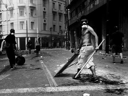 Φωτογράφος καταγράφει τις «Σκιές της Αθήνας» -Εξαθλιωμένες εικόνες μιας ρυπαρής πόλης [εικόνες] | iefimerida.gr 10