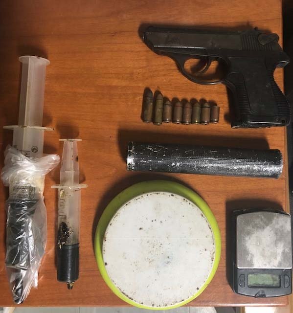 Κατασχέθηκαν ναρκωτικά, όπλο και φυσίγγια 