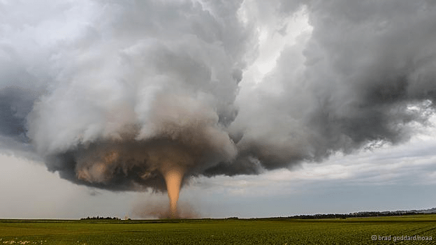 Ανεμοστρόβιλος σκόνης, ένας σίφουνας στο δρόμο -10 φωτογραφίες φυσικών φαινομένων για... βραβείο [εικόνες] | iefimerida.gr 1