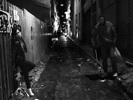 Φωτογράφος καταγράφει τις «Σκιές της Αθήνας» -Εξαθλιωμένες εικόνες μιας ρυπαρής πόλης [εικόνες] | iefimerida.gr 1