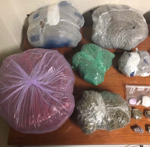 Θεσσαλονίκη: 20χρονος είχε στο σπίτι του σχεδόν 3 κιλά ναρκωτικά, πιστόλι και φυσίγγια [εικόνες]   | iefimerida.gr 1