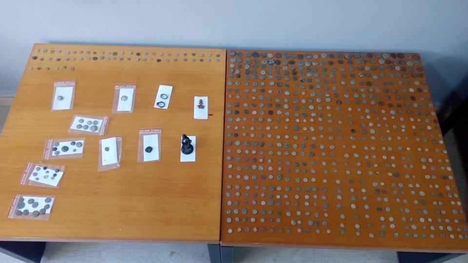 55χρονος είχε στην κατοχή του 693 αρχαία νομίσματα, φωτογραφία: Υποδιεύθυνσης Ασφάλειας Ιωαννίνων