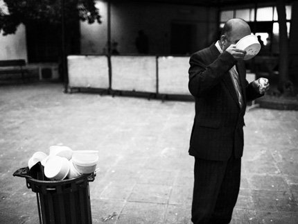 Φωτογράφος καταγράφει τις «Σκιές της Αθήνας» -Εξαθλιωμένες εικόνες μιας ρυπαρής πόλης [εικόνες] | iefimerida.gr 5