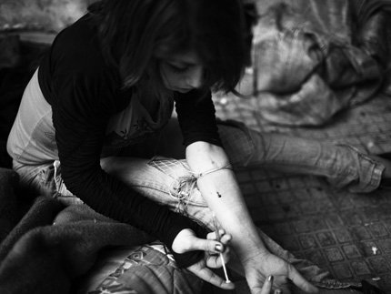 Φωτογράφος καταγράφει τις «Σκιές της Αθήνας» -Εξαθλιωμένες εικόνες μιας ρυπαρής πόλης [εικόνες] | iefimerida.gr 7