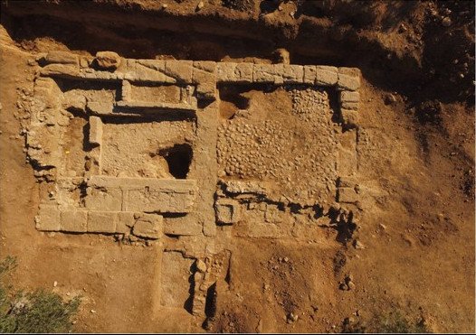 Βρέθηκαν κατάλοιπα αρχαίας πόλης στην Κόρινθο -Τάφοι, ειδώλια, αγγεία και νομίσματα [εικόνες]  | iefimerida.gr 3