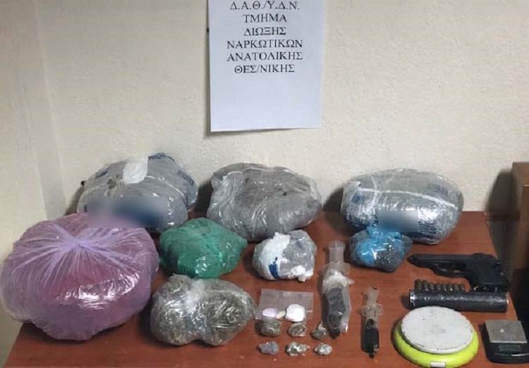 Θεσσαλονίκη: 20χρονος είχε στο σπίτι του σχεδόν 3 κιλά ναρκωτικά, πιστόλι και φυσίγγια [εικόνες]   | iefimerida.gr 2