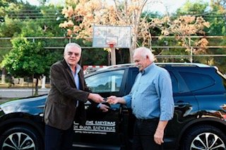 Ο κ. Παργινός παραδίδει τα κλειδιά του οχήματος στον κ. Πυρουνάκη.