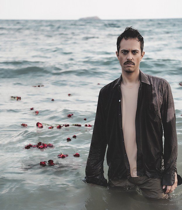 Επί σκηνής η οδύσσεια ενός Ιρανού με όνειρο τη Γερμανία -Mέσα σε 70’ [εικόνες & βίντεο] | iefimerida.gr 4