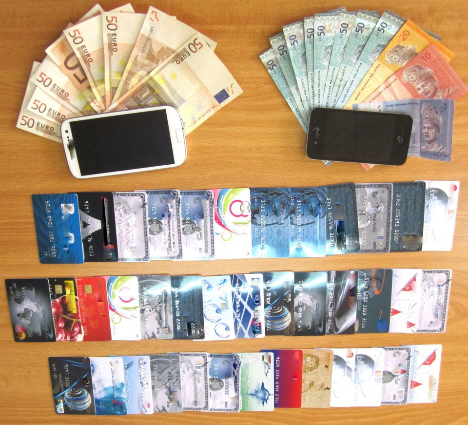 Συνελήφθη Μαλαισιανός για κατασκευή πλαστών πιστωτικών καρτών-κλώνων | iefimerida.gr 0