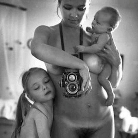 Σάλος με τη φωτογραφία της γυμνής μητέρας που κρατά αγκαλιά τα παιδιά της: Εργο τέχνης ή πρόκληση; [εικόνα] | iefimerida.gr 0