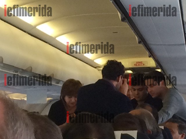 Ο Τσίπρας δεν χαλάει χατίρι για selfie -Φωτογραφήθηκε με μαθητές στο αεροπλάνο [εικόνα] | iefimerida.gr 0