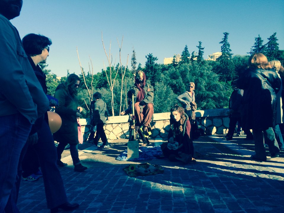 Ο ζογκλέρ της Αποστόλου Παύλου που κάνει τους Αθηναίους να παραμιλούν [εικόνες] | iefimerida.gr 0