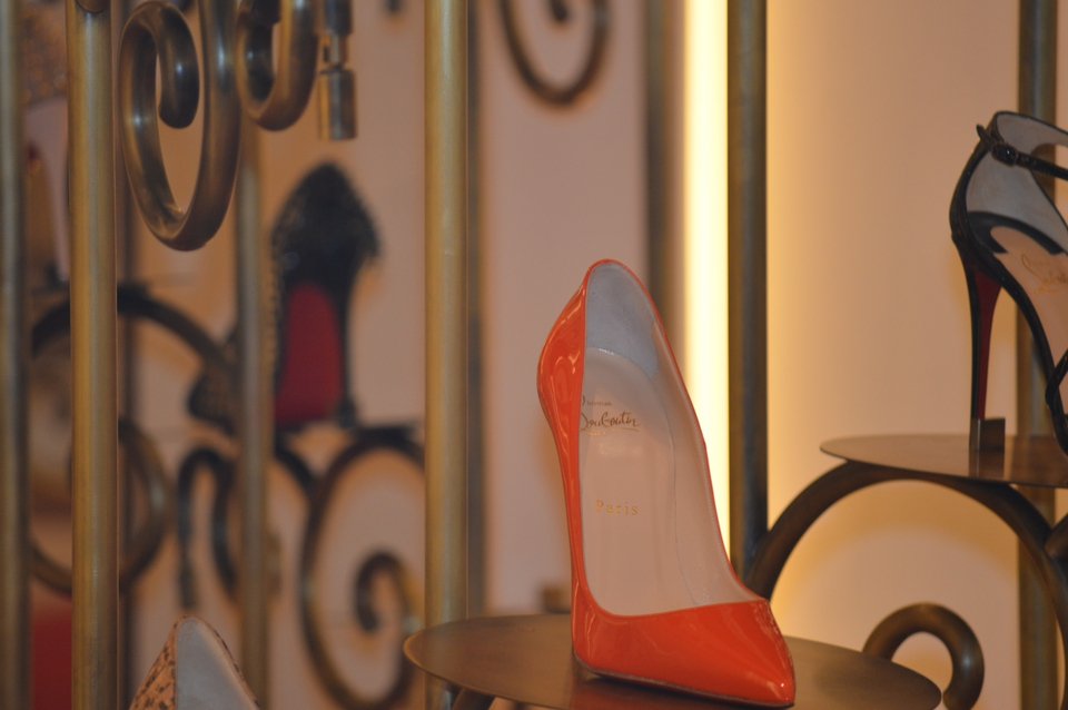 Μπήκα στο απόμερο κατάστημα του Louboutin στις Βρυξέλλες και είδα [εικόνες] | iefimerida.gr 9