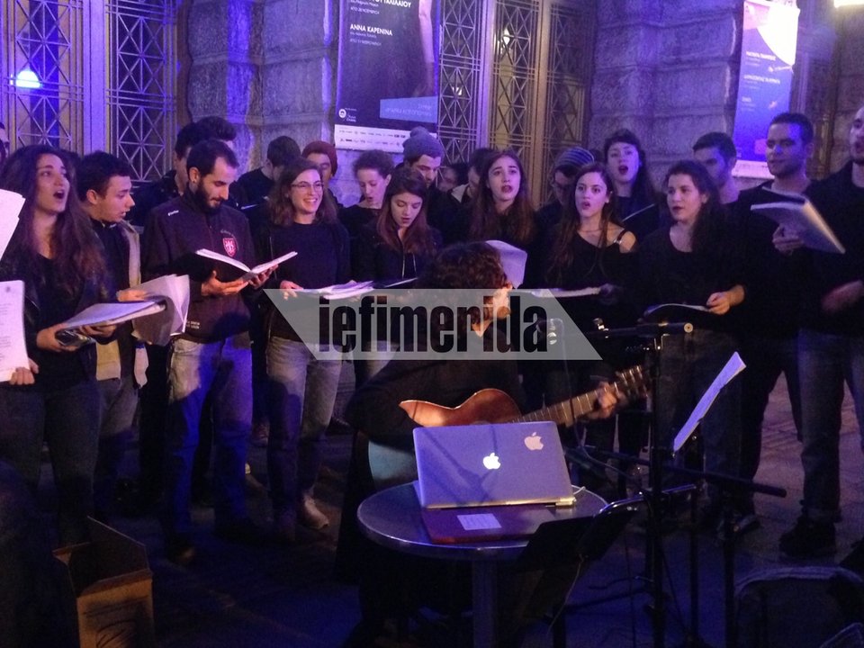 Ηθοποιοί και ποιητές απήγγειλαν ποιήματα έξω από το Εθνικό Θέατρο | iefimerida.gr 0