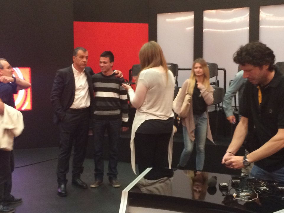 Το παρασκήνιο της συνέντευξης Θεοδωράκη στον Χατζηνικολάου: Οι κάρτες και το «Σταύρο, κουράγιο» [εικόνες] | iefimerida.gr 4