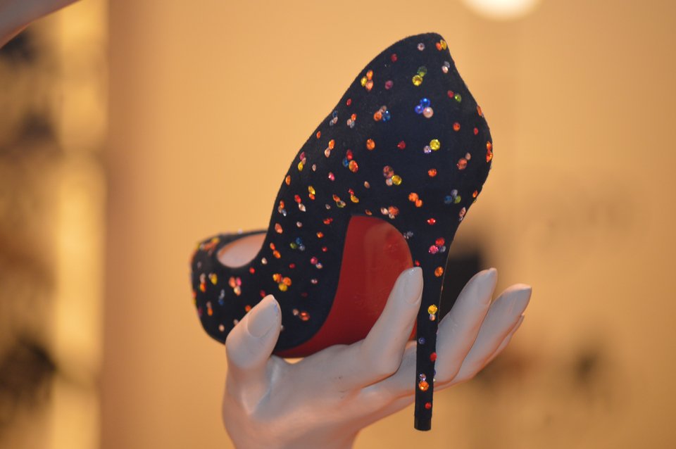 Μπήκα στο απόμερο κατάστημα του Louboutin στις Βρυξέλλες και είδα [εικόνες] | iefimerida.gr 10