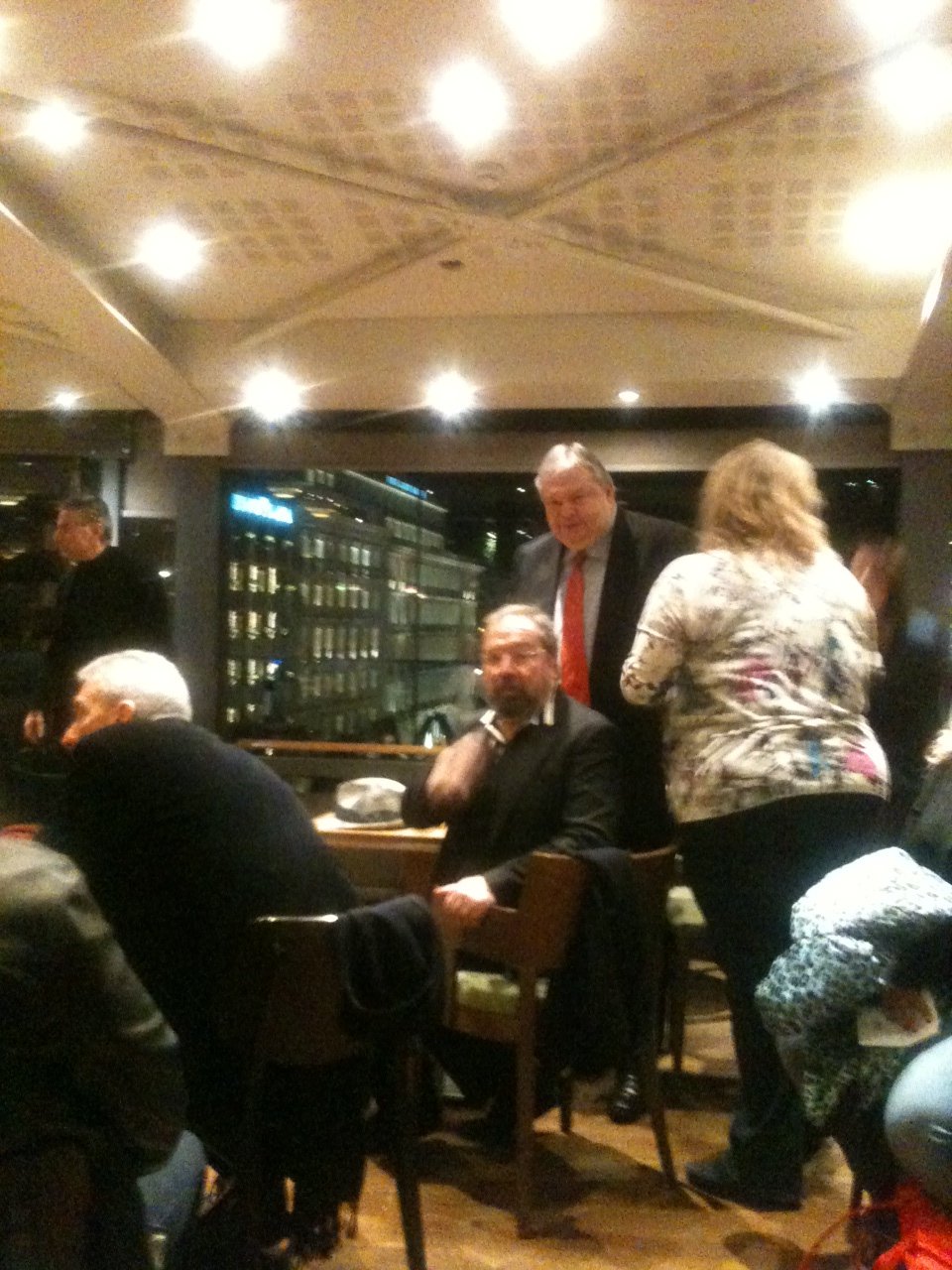 Το «Νεαρό άσπρο ελάφι» είναι το νέο βιβλίο του Χρήστου Χωμενίδη-Πλήθος κόσμου στην παρουσίαση [εικόνες] | iefimerida.gr 1