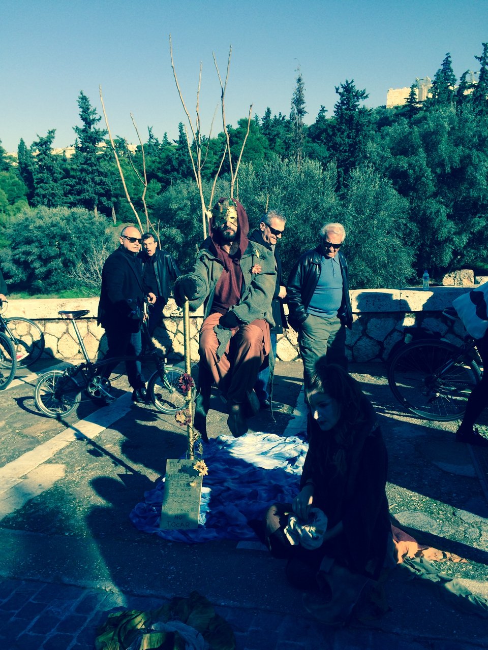 Ο ζογκλέρ της Αποστόλου Παύλου που κάνει τους Αθηναίους να παραμιλούν [εικόνες] | iefimerida.gr 2