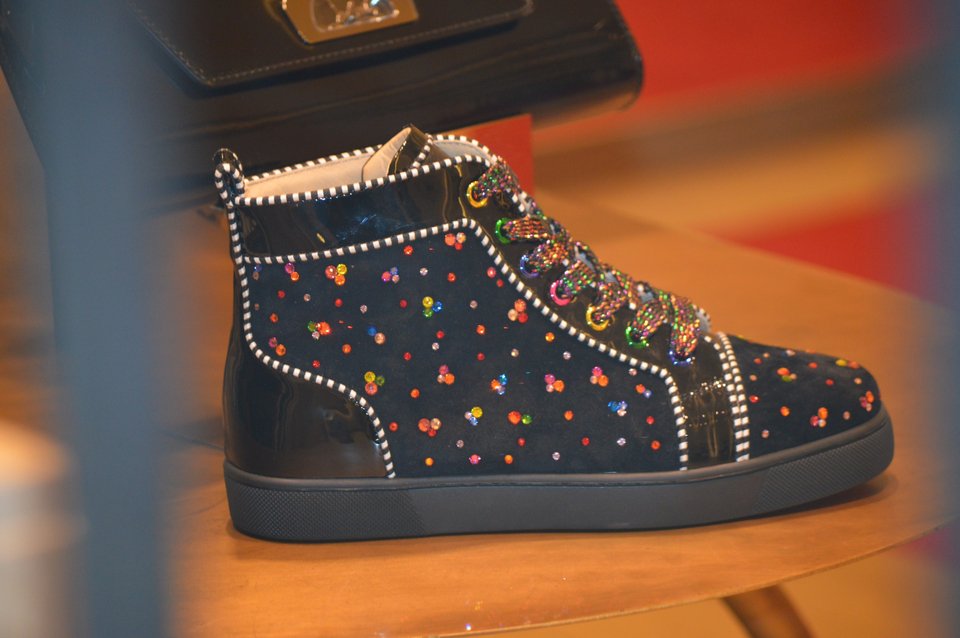 Μπήκα στο απόμερο κατάστημα του Louboutin στις Βρυξέλλες και είδα [εικόνες] | iefimerida.gr 11