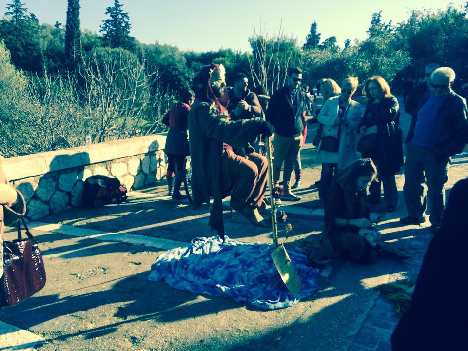 Ο ζογκλέρ της Αποστόλου Παύλου που κάνει τους Αθηναίους να παραμιλούν [εικόνες] | iefimerida.gr 1