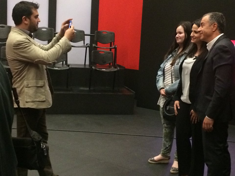 Το παρασκήνιο της συνέντευξης Θεοδωράκη στον Χατζηνικολάου: Οι κάρτες και το «Σταύρο, κουράγιο» [εικόνες] | iefimerida.gr 2