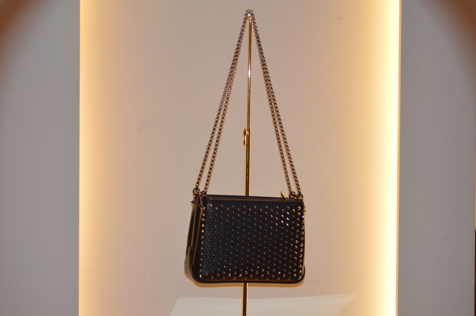 Μπήκα στο απόμερο κατάστημα του Louboutin στις Βρυξέλλες και είδα [εικόνες] | iefimerida.gr 12