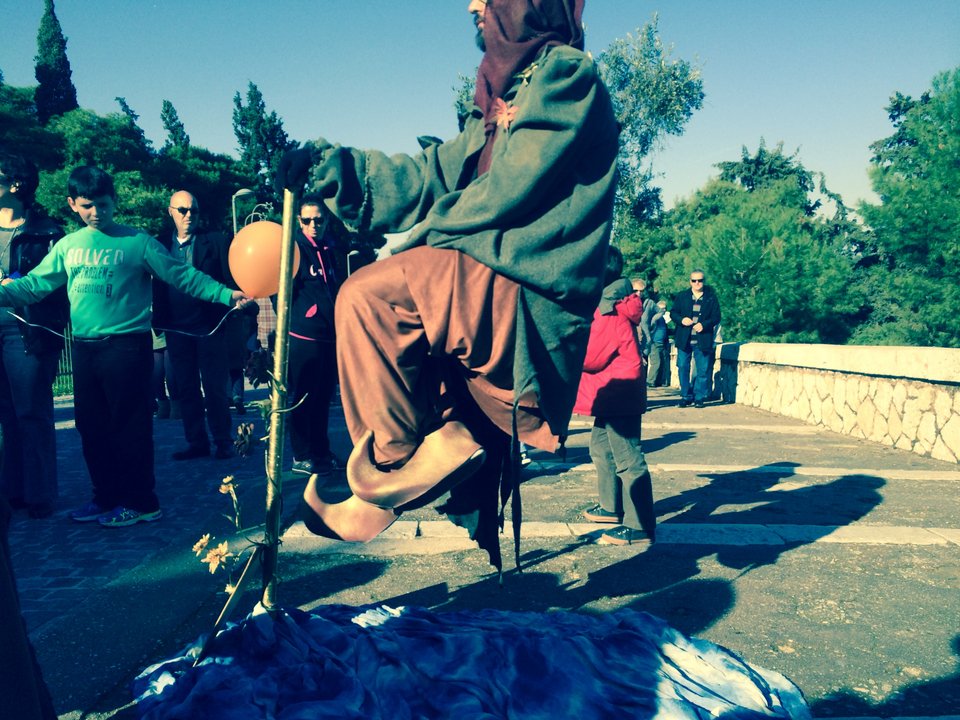 Ο ζογκλέρ της Αποστόλου Παύλου που κάνει τους Αθηναίους να παραμιλούν [εικόνες] | iefimerida.gr 3