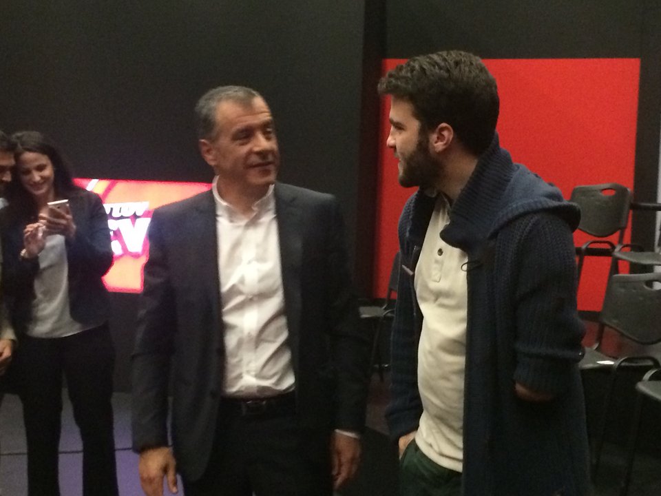 Το παρασκήνιο της συνέντευξης Θεοδωράκη στον Χατζηνικολάου: Οι κάρτες και το «Σταύρο, κουράγιο» [εικόνες] | iefimerida.gr 1