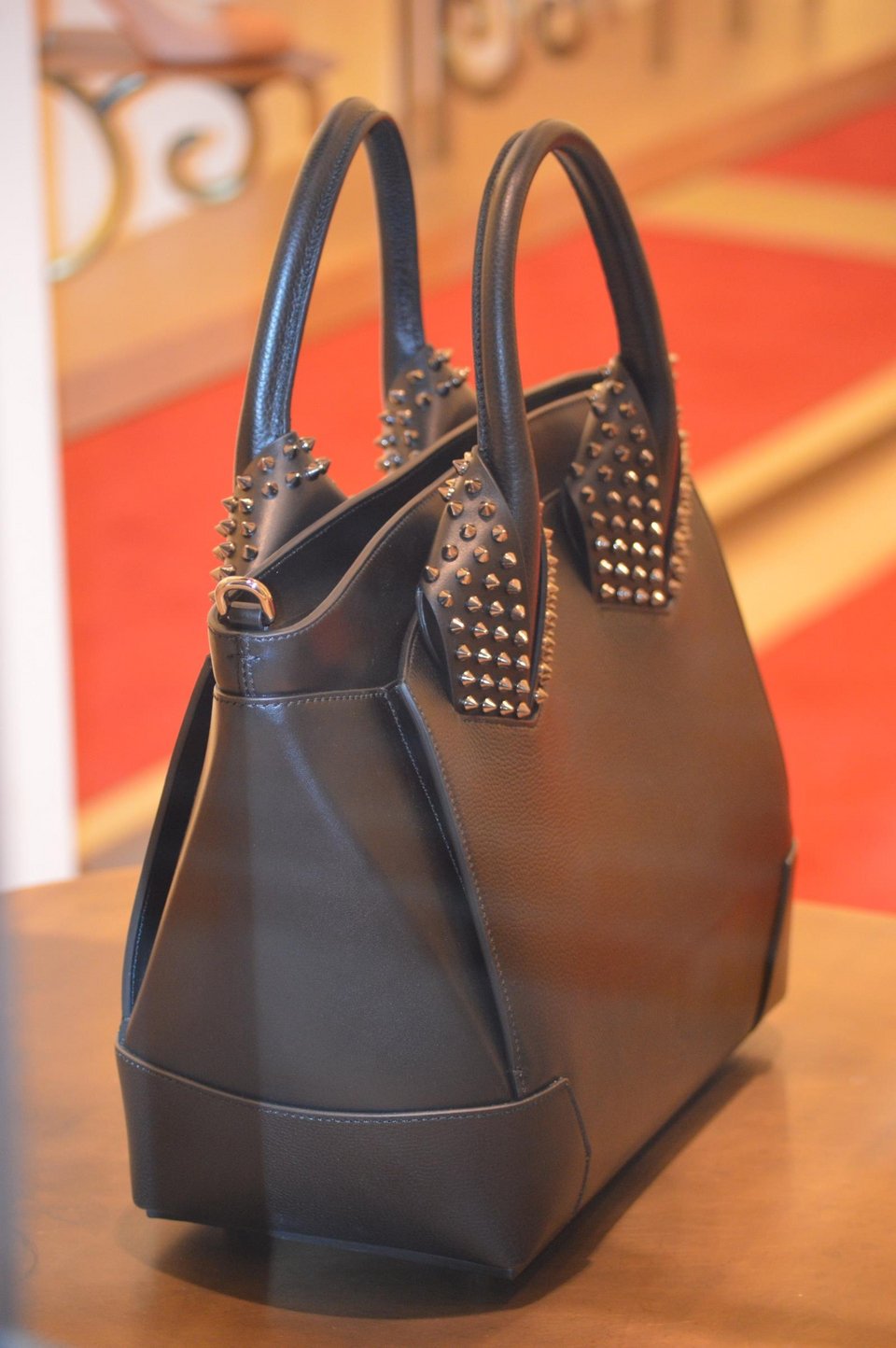 Μπήκα στο απόμερο κατάστημα του Louboutin στις Βρυξέλλες και είδα [εικόνες] | iefimerida.gr 13