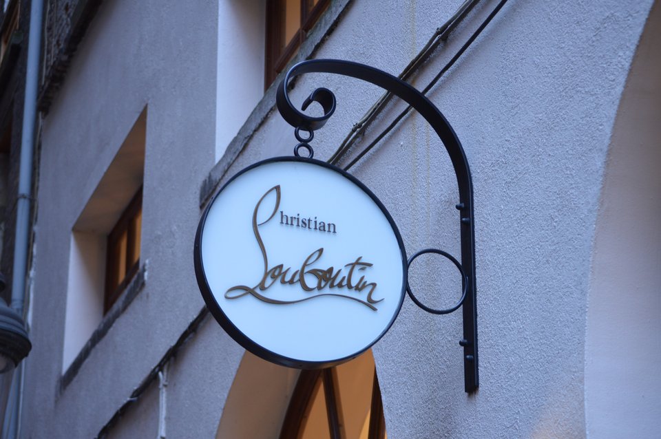 Μπήκα στο απόμερο κατάστημα του Louboutin στις Βρυξέλλες και είδα [εικόνες] | iefimerida.gr 0