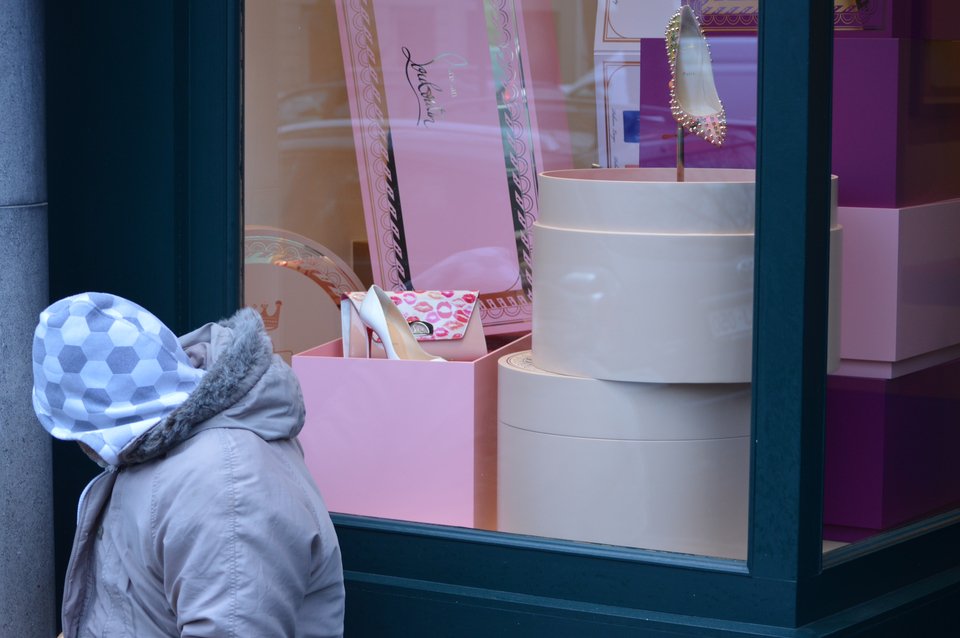 Μπήκα στο απόμερο κατάστημα του Louboutin στις Βρυξέλλες και είδα [εικόνες] | iefimerida.gr 1