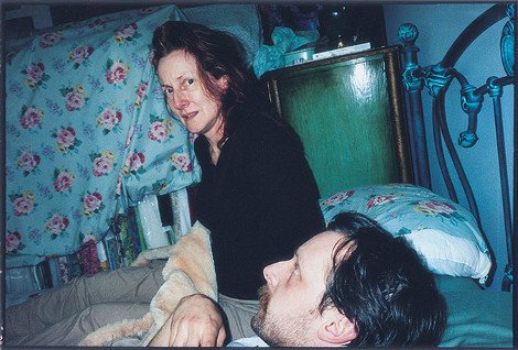 Σάλος στη Βρετανία με τον καλλιτέχνη που φωτογραφίζει τη μητέρα του ενώ κάνει σεξ με τους εραστές της [εικόνες] | iefimerida.gr 1