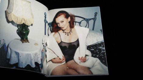 Σάλος στη Βρετανία με τον καλλιτέχνη που φωτογραφίζει τη μητέρα του ενώ κάνει σεξ με τους εραστές της [εικόνες] | iefimerida.gr 7