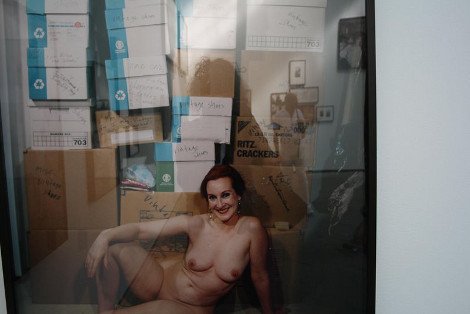 Σάλος στη Βρετανία με τον καλλιτέχνη που φωτογραφίζει τη μητέρα του ενώ κάνει σεξ με τους εραστές της [εικόνες] | iefimerida.gr 5