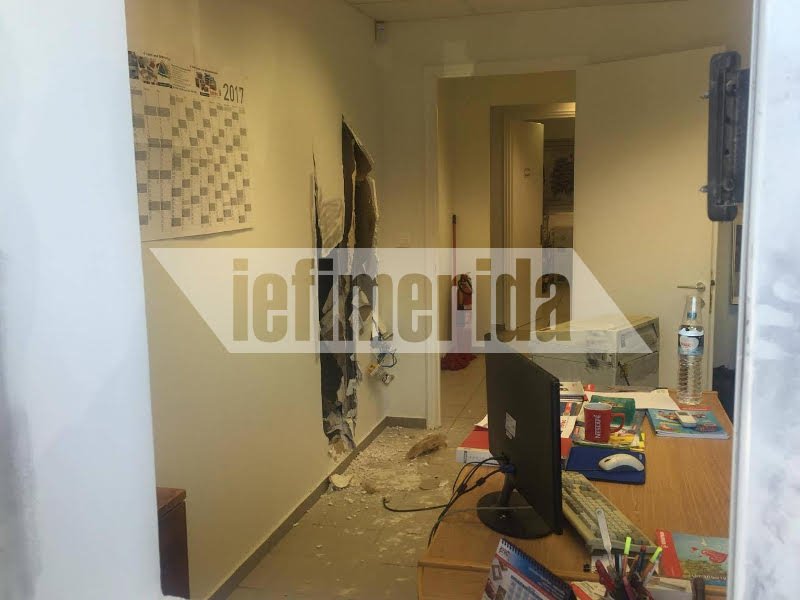 Ληστές χρηματοκιβωτίων: Η τρύπα που άνοιξαν με βαριοπούλα σε μεσοτοιχία για να εισβάλουν σε εταιρεία στον Γέρακα [εικόνα] | iefimerida.gr 0