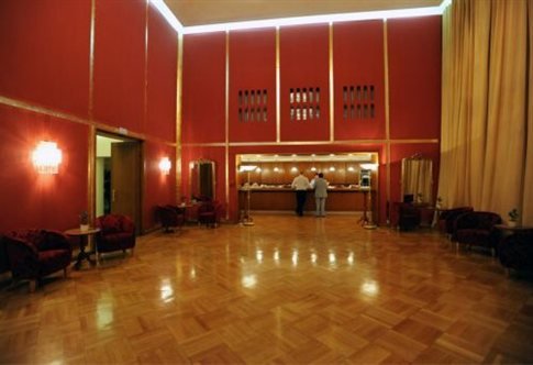 Για καφέ... στο φουαγέ της Λυρικής [εικόνες] | iefimerida.gr 1