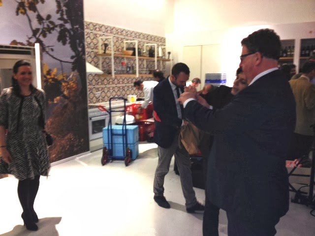 O Φούχτελ ανέβασε την Ολγα Κεφαλογιάννη σε ποδήλατο και μετά την φωτογράφιζε να του χαμογελά, μέσα στο νάζι [εικόνες] | iefimerida.gr 1