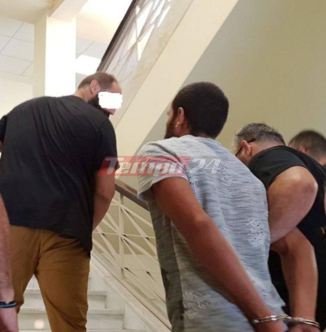 Ο 26χρονος Ρομά από την Ηλεία (μέση) ομολόγησε την πράξη του