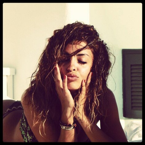 Το αβυσσαλέο -μέχρι τον αφαλό- ντεκολτέ της Ελένης Φουρέιρα στα βραβεία ΜΑD [εικόνες] | iefimerida.gr 1